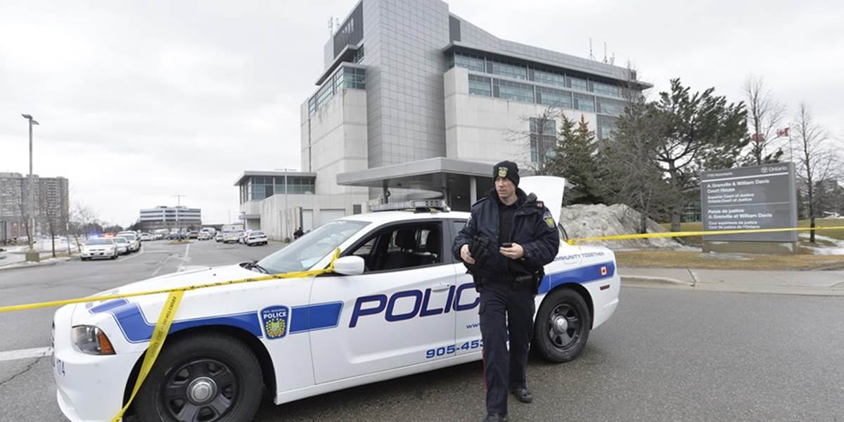 Muža, ktorý začal strieľať v súdnej budove v Toronte, policajti zastrelili
