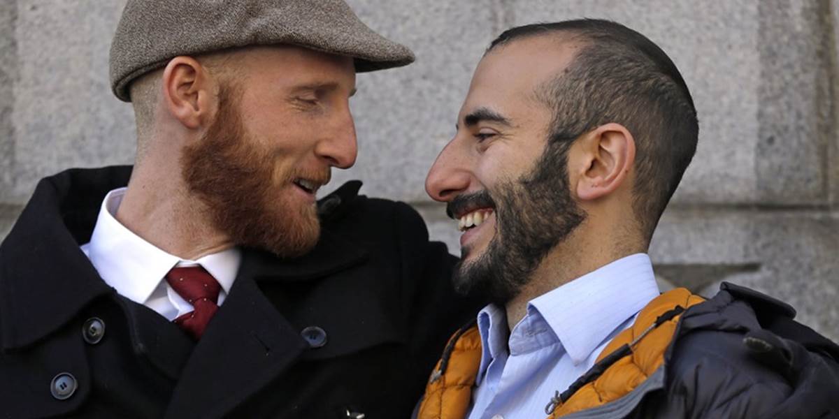 Anglicko a Wales budú od soboty oddávať homosexuálne páry