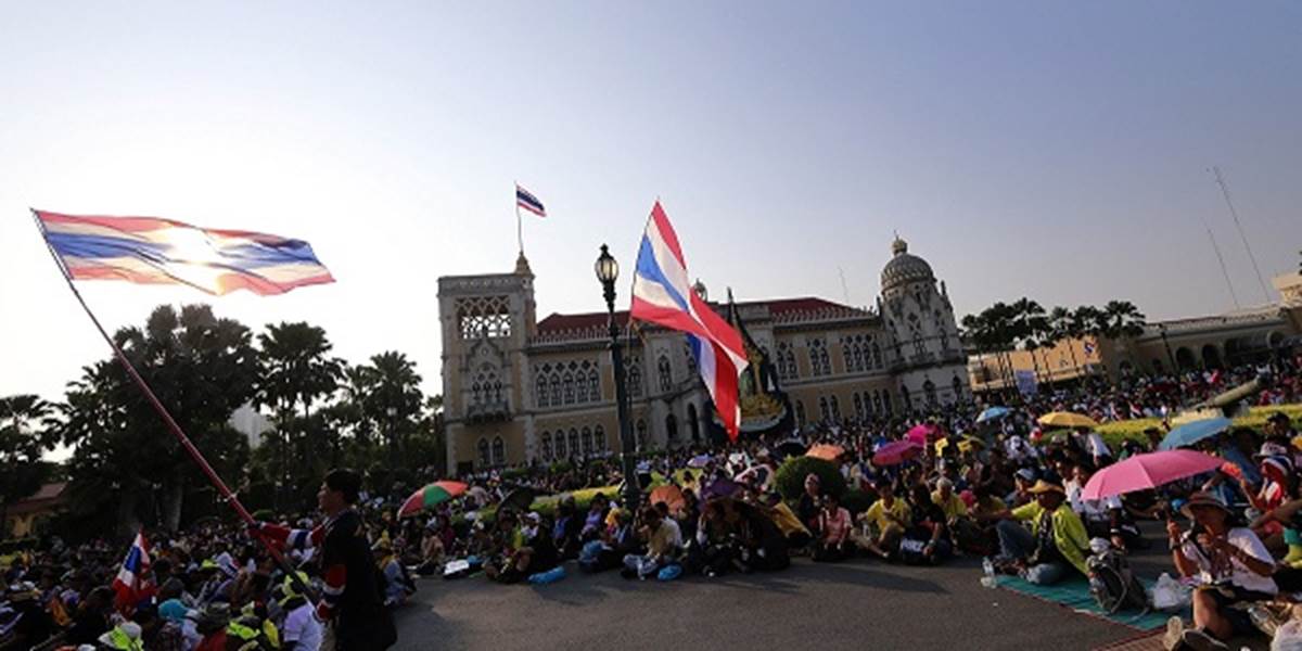 Do ulíc Bangkoku vyšli tisíce protivládnych demonštrantov