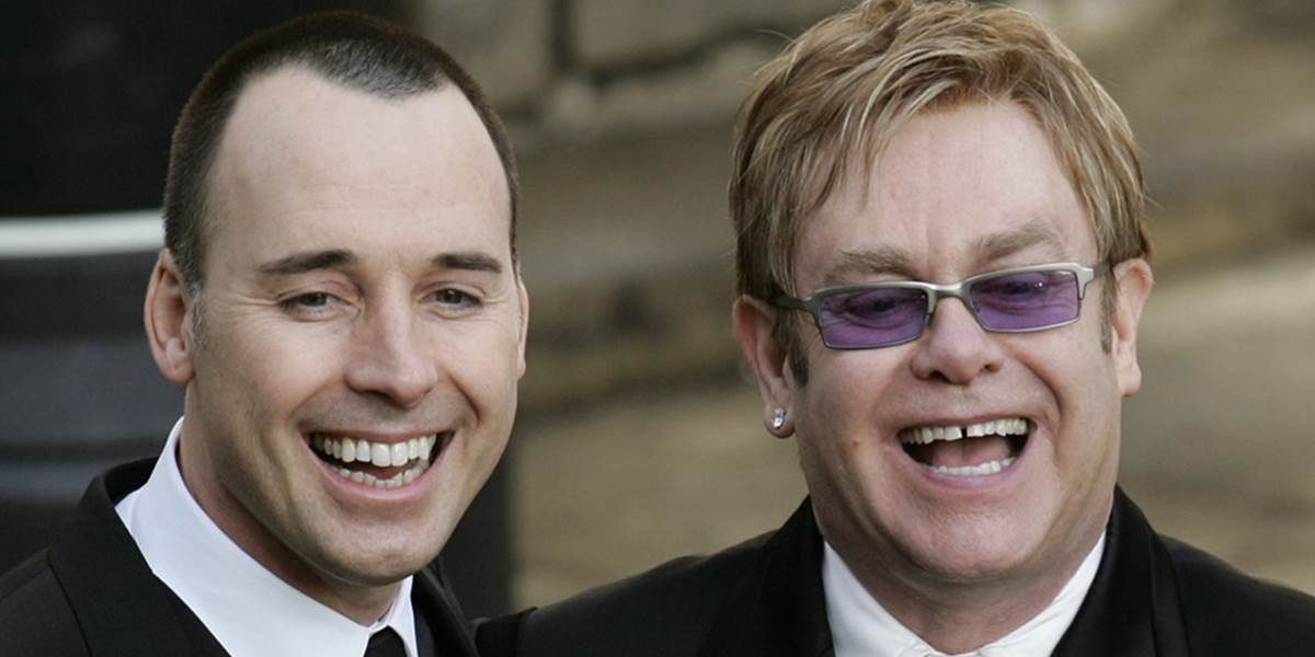 Elton John a David Furnish sa vezmú v máji