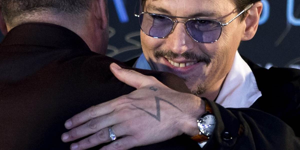 Zasnúbený Johnny Depp ukázal diamantový prsteň