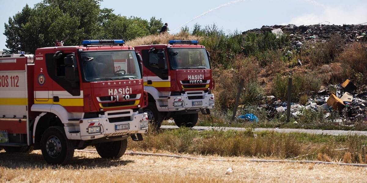 Hasiči takmer 12 hodín bojovali s požiarom lesa na Branisku
