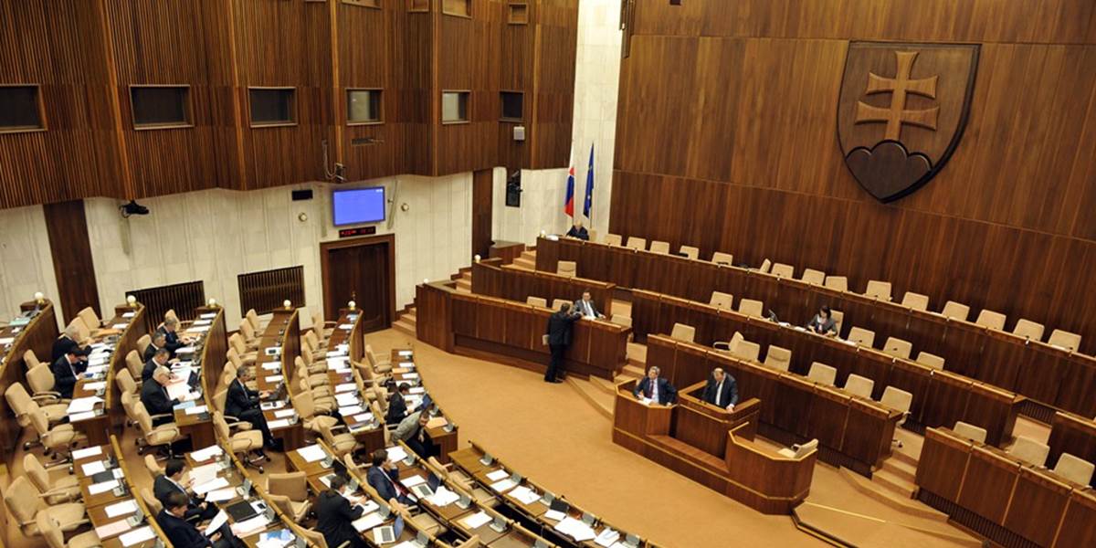 Parlament schválil novelu zákona o pozemkových úpravách
