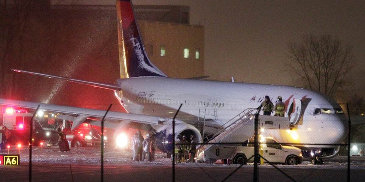 Lietadlo núdzovo pristálo na letisku v New Yorku: Stroj skončil mimo dráhy na tráve!