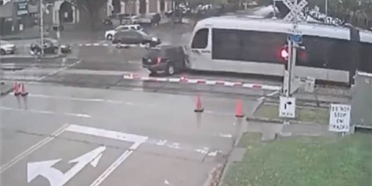 VIDEO Blázon s dvomi deťmi v aute: Otáčal sa na železničnom priecestí, zrazil ich vlak!