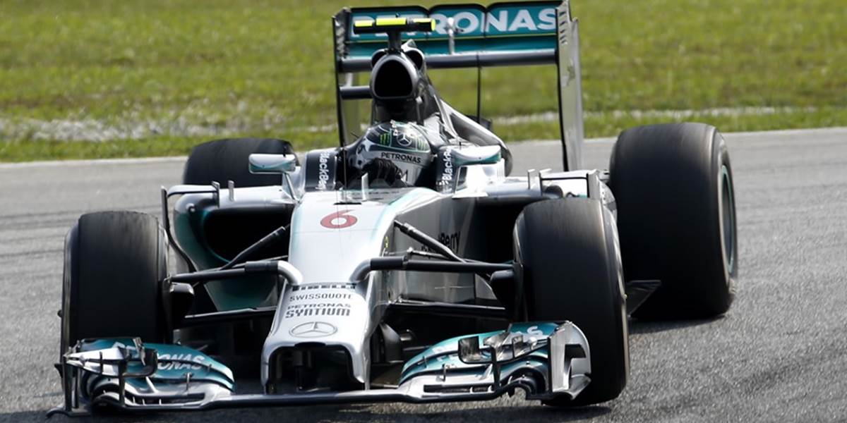 F1: V 'nočných' pretekoch v Bahrajne favoritom Mercedes