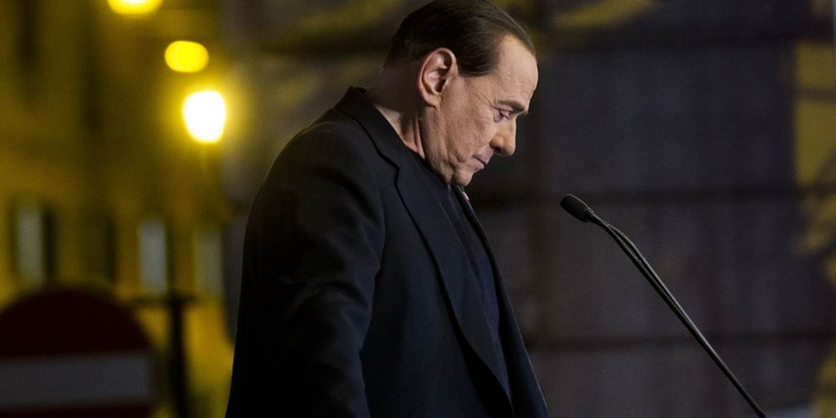 Berlusconiho hospitalizovali pre problémy s kolenom